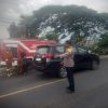 Jalan Lintas Timur Menggala Memadamkan Si Jago Merah Mengamuk Di Lahan Kosong, Kepungan Asap Sempat Ancam Pengendara.