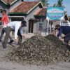 Gotong Royong Penambalan Jalan, Wujud Sinergi Pemerintah, Masyarakat, dan Swasta di Tubaba.