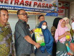 ‎Tekan Inflasi, Pemkab Tubaba Gelar Penetrasi Pasar dan Operasi Pasar Murah di Pulung Kencana.  ‎
