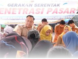 ‎Antusiasme Warga Tinggi, Minyak Goreng dan Beras Operasi Penetrasi Pasar di Lambu Kibang Ludes dalam Satu Jam.  ‎