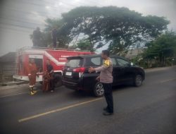Jalan Lintas Timur Menggala Memadamkan Si Jago Merah Mengamuk Di Lahan Kosong, Kepungan Asap Sempat Ancam Pengendara.