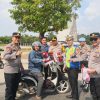 Menjelang Perayaan Hari Kemerdekaan RI ke-81, Kapolres Tulang Bawang Barat Bagikan Bendera Merah Putih Kepada Masyarakat Dan Pengguna Jalan.