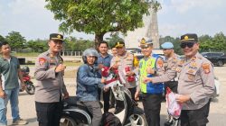 Menjelang Perayaan Hari Kemerdekaan RI ke-81, Kapolres Tulang Bawang Barat Bagikan Bendera Merah Putih Kepada Masyarakat Dan Pengguna Jalan.
