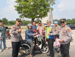 Menjelang Perayaan Hari Kemerdekaan RI ke-81, Kapolres Tulang Bawang Barat Bagikan Bendera Merah Putih Kepada Masyarakat Dan Pengguna Jalan.