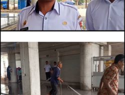 ‎Sampah Penuhi Selokan Pasar Modern Pulung Kencana, Pedagang Keluhkan Bau Tak Sedap.   ‎