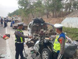 Sat Lantas Polres Tubaba Evakuasi Korban dan Kendaraan Laka Lantas di Jalan Tol Terpeka KM 198.100 A, 6 Orang Meninggal Dunia Anggota Polres Tulang Bawang Jadi Korban.