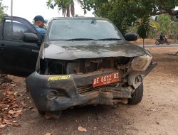 ‎Mobil Hilux Berplat Merah Masuk Siring, Pengemudi Dilarikan ke Rumah Sakit.  ‎